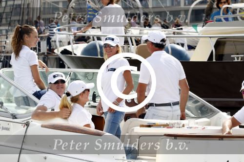 Amsterdam 19 augustus 2015
Milika Peterzon en Jurgen Smit met vrienden op de boot tijdens Sail 2015