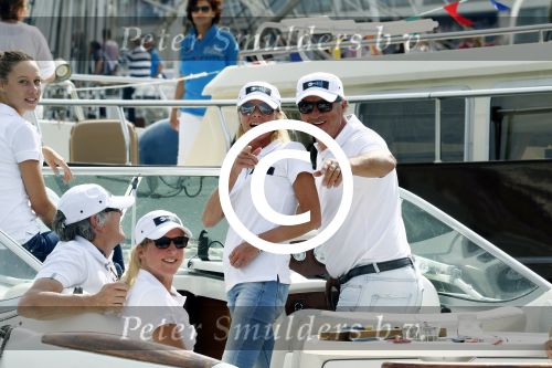 Amsterdam 19 augustus 2015
Milika Peterzon en Jurgen Smit met vrienden op de boot tijdens Sail 2015