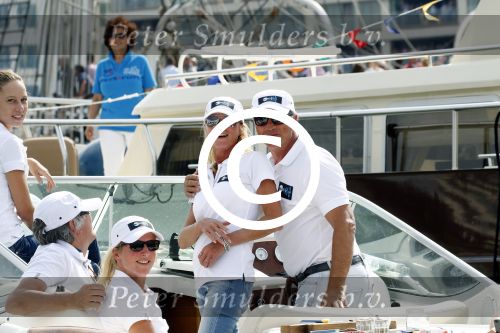 Amsterdam 19 augustus 2015
Milika Peterzon en Jurgen Smit met vrienden op de boot tijdens Sail 2015