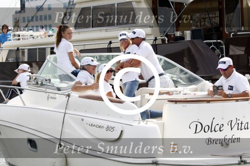 Amsterdam 19 augustus 2015
Milika Peterzon en Jurgen Smit met vrienden op de boot tijdens Sail 2015