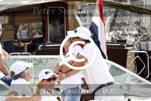 Amsterdam 19 augustus 2015
Milika Peterzon en Jurgen Smit met vrienden op de boot tijdens Sail 2015