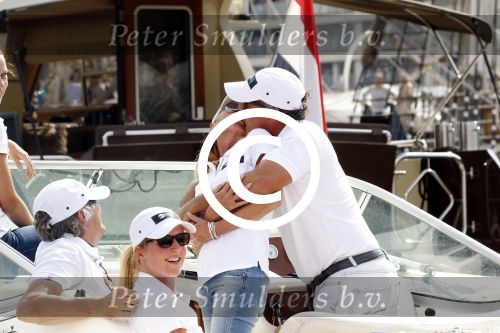 Amsterdam 19 augustus 2015
Milika Peterzon en Jurgen Smit met vrienden op de boot tijdens Sail 2015