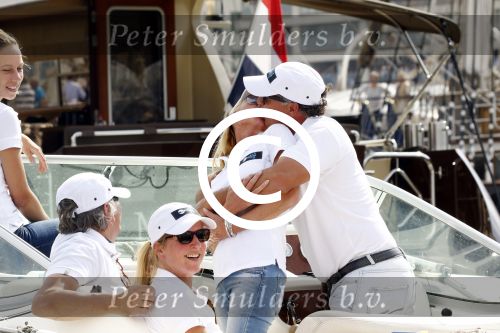 Amsterdam 19 augustus 2015
Milika Peterzon en Jurgen Smit met vrienden op de boot tijdens Sail 2015