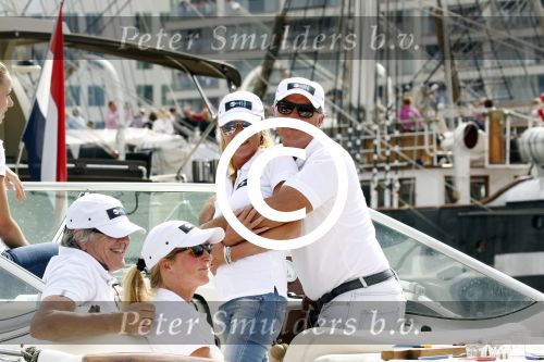 Amsterdam 19 augustus 2015
Milika Peterzon en Jurgen Smit met vrienden op de boot tijdens Sail 2015