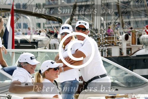 Amsterdam 19 augustus 2015
Milika Peterzon en Jurgen Smit met vrienden op de boot tijdens Sail 2015