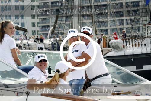 Amsterdam 19 augustus 2015
Milika Peterzon en Jurgen Smit met vrienden op de boot tijdens Sail 2015