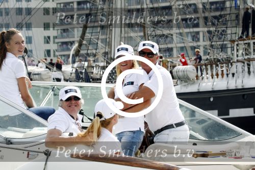 Amsterdam 19 augustus 2015
Milika Peterzon en Jurgen Smit met vrienden op de boot tijdens Sail 2015