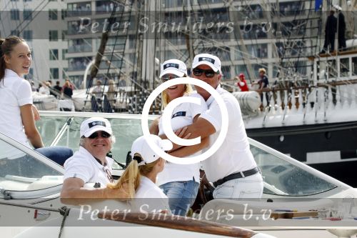 Amsterdam 19 augustus 2015
Milika Peterzon en Jurgen Smit met vrienden op de boot tijdens Sail 2015