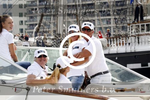 Amsterdam 19 augustus 2015
Milika Peterzon en Jurgen Smit met vrienden op de boot tijdens Sail 2015