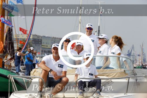 Amsterdam 19 augustus 2015
Milika Peterzon en Jurgen Smit met vrienden op de boot tijdens Sail 2015