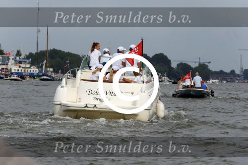 Amsterdam 19 augustus 2015
Milika Peterzon en Jurgen Smit met vrienden op de boot tijdens Sail 2015