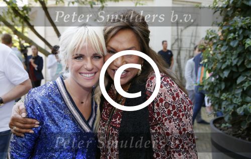 Amsterdam 20 augustus 2015
Winterpresentatie SBS6 in artis. Patty Brard met K3 Gallyon v Vessem en Viktor Brand