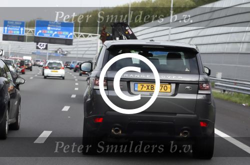 Amsterdam 19 augustus 2015 
Paul de Leeuw met zijn mobiel/telefoon in zijn auto