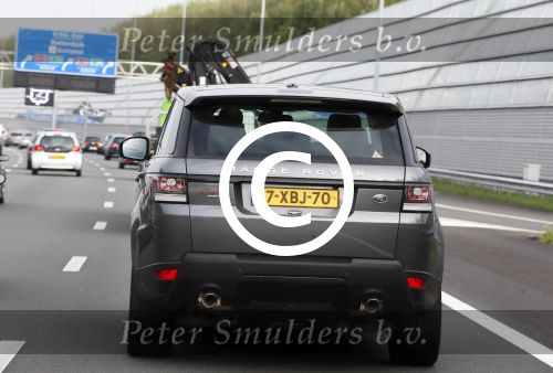 Amsterdam 19 augustus 2015 
Paul de Leeuw met zijn mobiel/telefoon in zijn auto