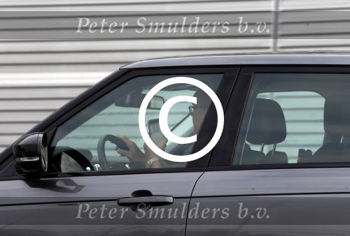 Amsterdam 19 augustus 2015 
Paul de Leeuw met zijn mobiel/telefoon in zijn auto