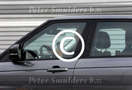 Amsterdam 19 augustus 2015 
Paul de Leeuw met zijn mobiel/telefoon in zijn auto