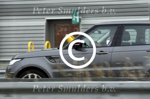 Amsterdam 19 augustus 2015 
Paul de Leeuw met zijn mobiel/telefoon in zijn auto