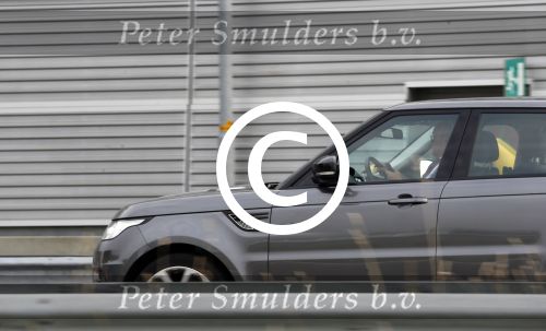 Amsterdam 19 augustus 2015 
Paul de Leeuw met zijn mobiel/telefoon in zijn auto