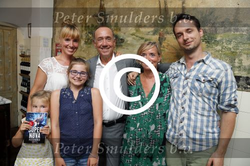 Amsterdam 31 augustus 2015 
Boekpresentatie Peter Romer , Super Nova. Peter met zijn vrouw dochter Nynke en zoon en kleinkinderen