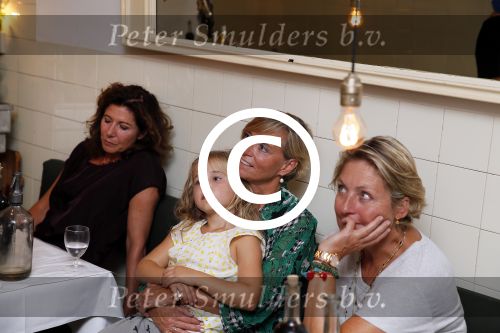 Amsterdam 31 augustus 2015 
Boekpresentatie Peter Romer , Super Nova. Vrouw Peter met kleindochter