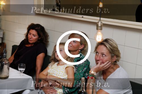 Amsterdam 31 augustus 2015 
Boekpresentatie Peter Romer , Super Nova. Vrouw Peter met kleindochter