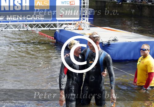 Amsterdam 6 september 2015
ALS Amsterdam City Swim in de grachten van Amsterdam met veel bekende nederlanders.
Pieter v d Hoogenband samen met Maarten v d Weijden