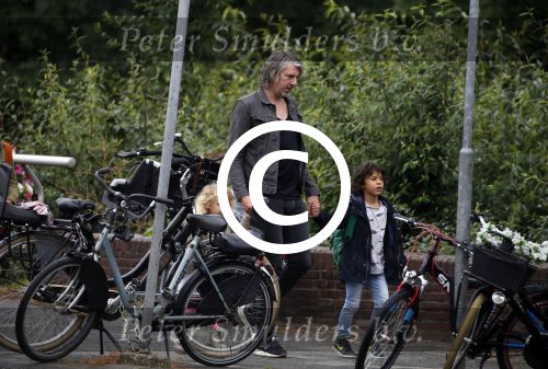 Amsterdam 17 augustus 2015
Ruud de Wild haalt met zijn dochtertje zijn zoontje van school.