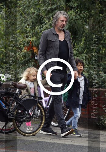 Amsterdam 17 augustus 2015
Ruud de Wild haalt met zijn dochtertje zijn zoontje van school.