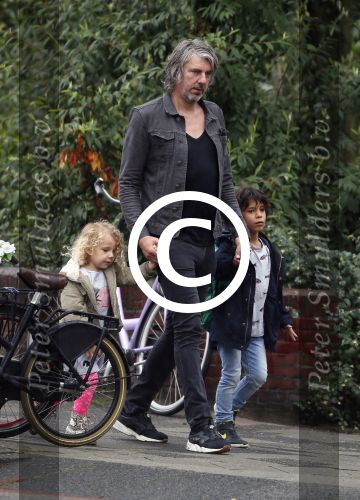 Amsterdam 17 augustus 2015
Ruud de Wild haalt met zijn dochtertje zijn zoontje van school.