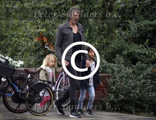 Amsterdam 17 augustus 2015
Ruud de Wild haalt met zijn dochtertje zijn zoontje van school.