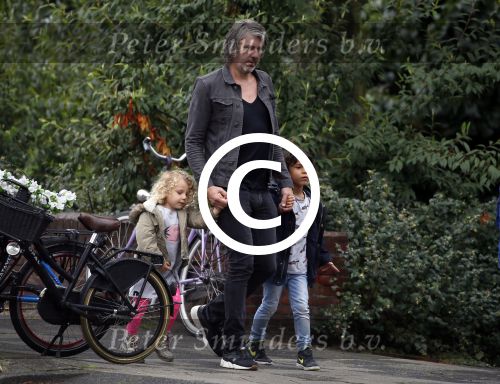 Amsterdam 17 augustus 2015
Ruud de Wild haalt met zijn dochtertje zijn zoontje van school.