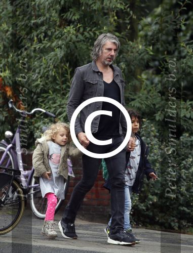 Amsterdam 17 augustus 2015
Ruud de Wild haalt met zijn dochtertje zijn zoontje van school.