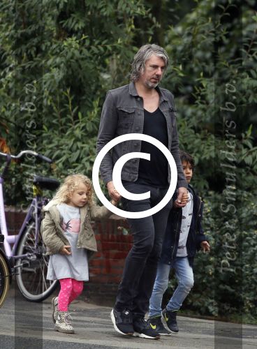 Amsterdam 17 augustus 2015
Ruud de Wild haalt met zijn dochtertje zijn zoontje van school.