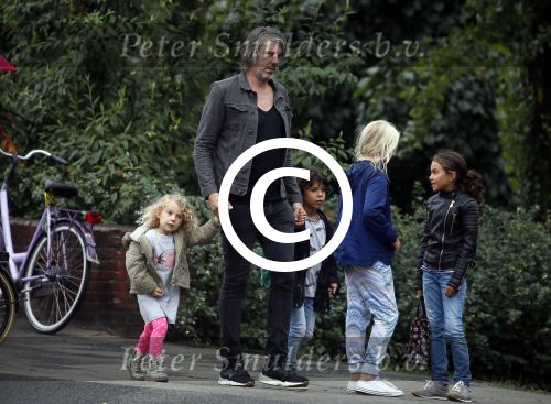 Amsterdam 17 augustus 2015
Ruud de Wild haalt met zijn dochtertje zijn zoontje van school.