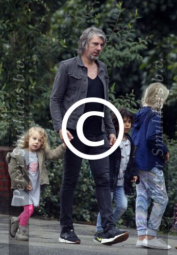 Amsterdam 17 augustus 2015
Ruud de Wild haalt met zijn dochtertje zijn zoontje van school.
