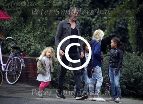 Amsterdam 17 augustus 2015
Ruud de Wild haalt met zijn dochtertje zijn zoontje van school.