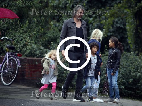 Amsterdam 17 augustus 2015
Ruud de Wild haalt met zijn dochtertje zijn zoontje van school.