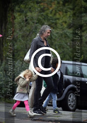 Amsterdam 17 augustus 2015
Ruud de Wild haalt met zijn dochtertje zijn zoontje van school.