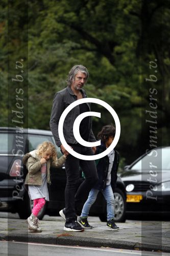 Amsterdam 17 augustus 2015
Ruud de Wild haalt met zijn dochtertje zijn zoontje van school.