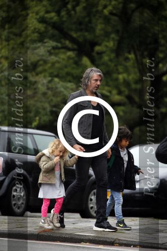 Amsterdam 17 augustus 2015
Ruud de Wild haalt met zijn dochtertje zijn zoontje van school.
