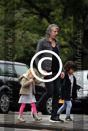 Amsterdam 17 augustus 2015
Ruud de Wild haalt met zijn dochtertje zijn zoontje van school.