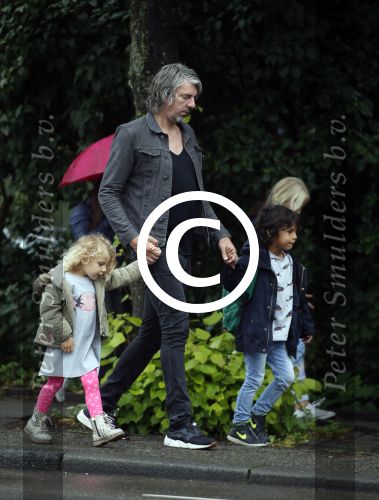 Amsterdam 17 augustus 2015
Ruud de Wild haalt met zijn dochtertje zijn zoontje van school.