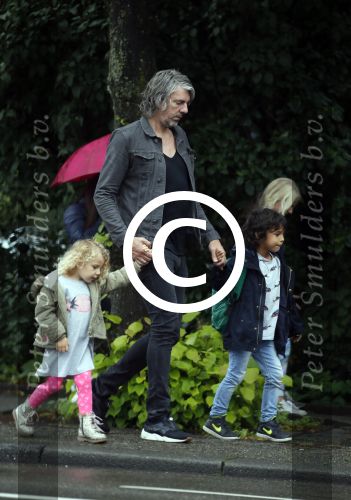 Amsterdam 17 augustus 2015
Ruud de Wild haalt met zijn dochtertje zijn zoontje van school.
