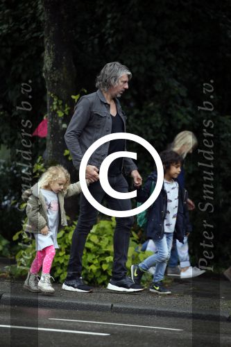 Amsterdam 17 augustus 2015
Ruud de Wild haalt met zijn dochtertje zijn zoontje van school.