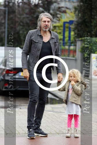 Amsterdam 17 augustus 2015
Ruud de Wild haalt met zijn dochtertje zijn zoontje van school.