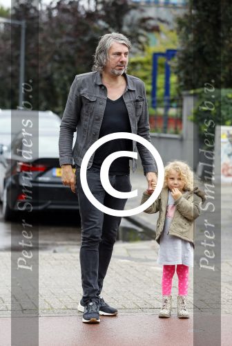 Amsterdam 17 augustus 2015
Ruud de Wild haalt met zijn dochtertje zijn zoontje van school.