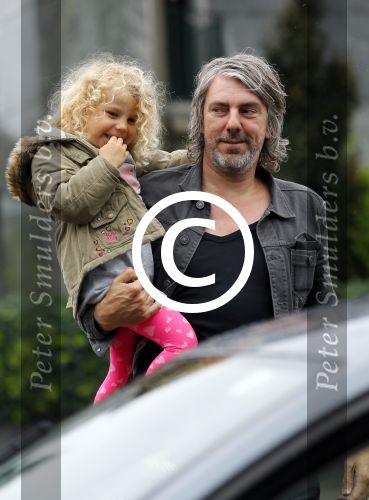 Amsterdam 17 augustus 2015
Ruud de Wild haalt met zijn dochtertje zijn zoontje van school.