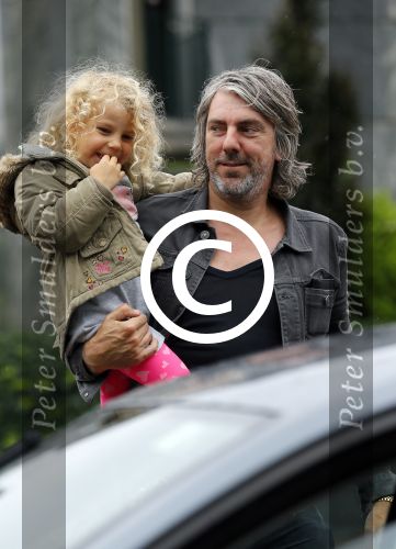 Amsterdam 17 augustus 2015
Ruud de Wild haalt met zijn dochtertje zijn zoontje van school.