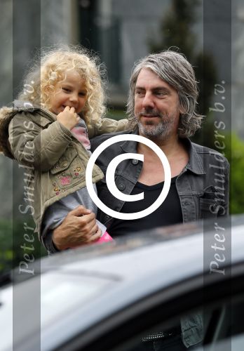 Amsterdam 17 augustus 2015
Ruud de Wild haalt met zijn dochtertje zijn zoontje van school.
