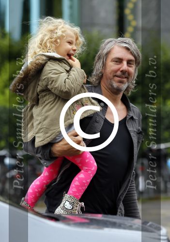 Amsterdam 17 augustus 2015
Ruud de Wild haalt met zijn dochtertje zijn zoontje van school.